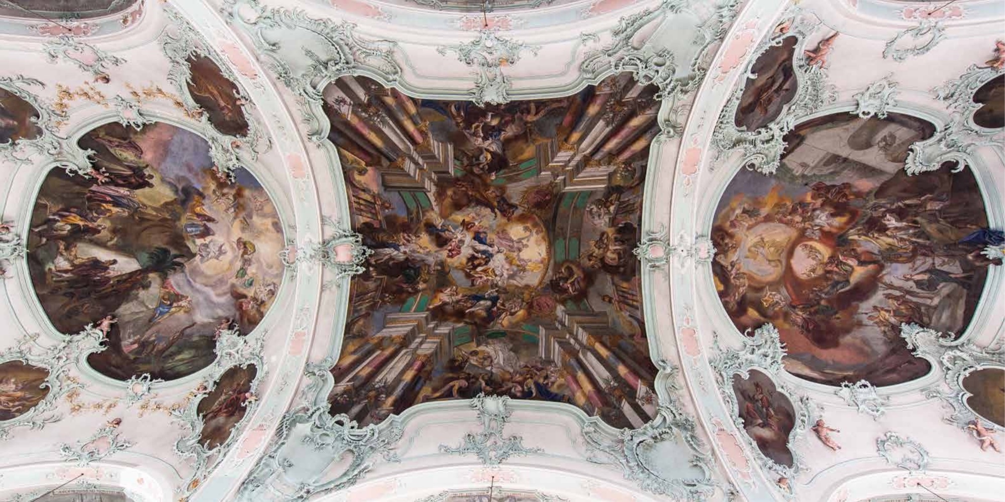 Doppelseite mit einer barocken Deckenmalerei